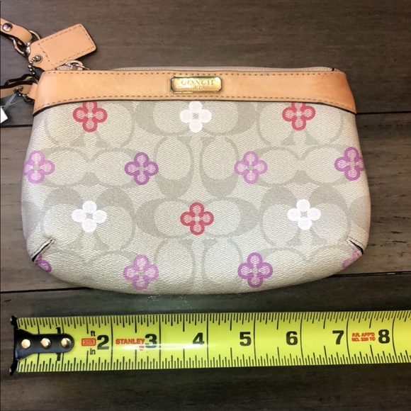 New with tags Coach Peyton Signature C medium wristlet - Picture 9 of 15